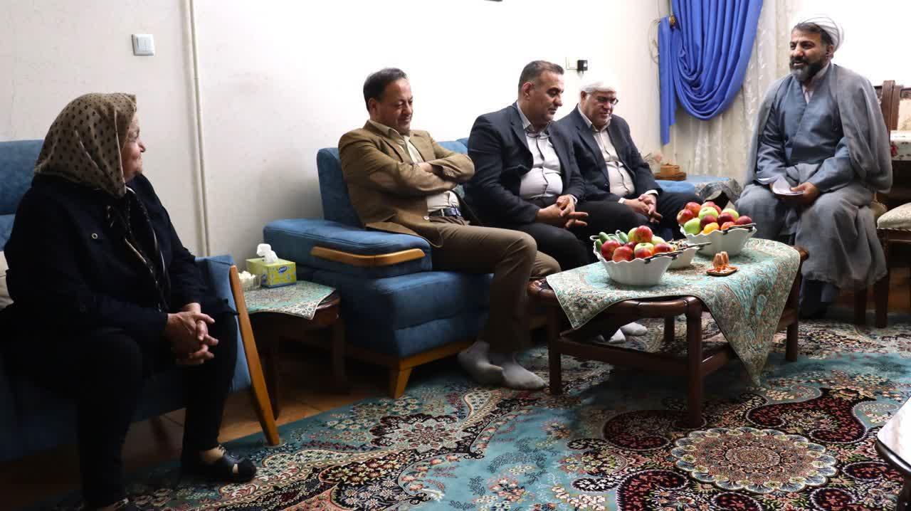 دیدار رئیس دانشگاه علوم پزشکی اراک با همسر شهید والامقام احمد امین